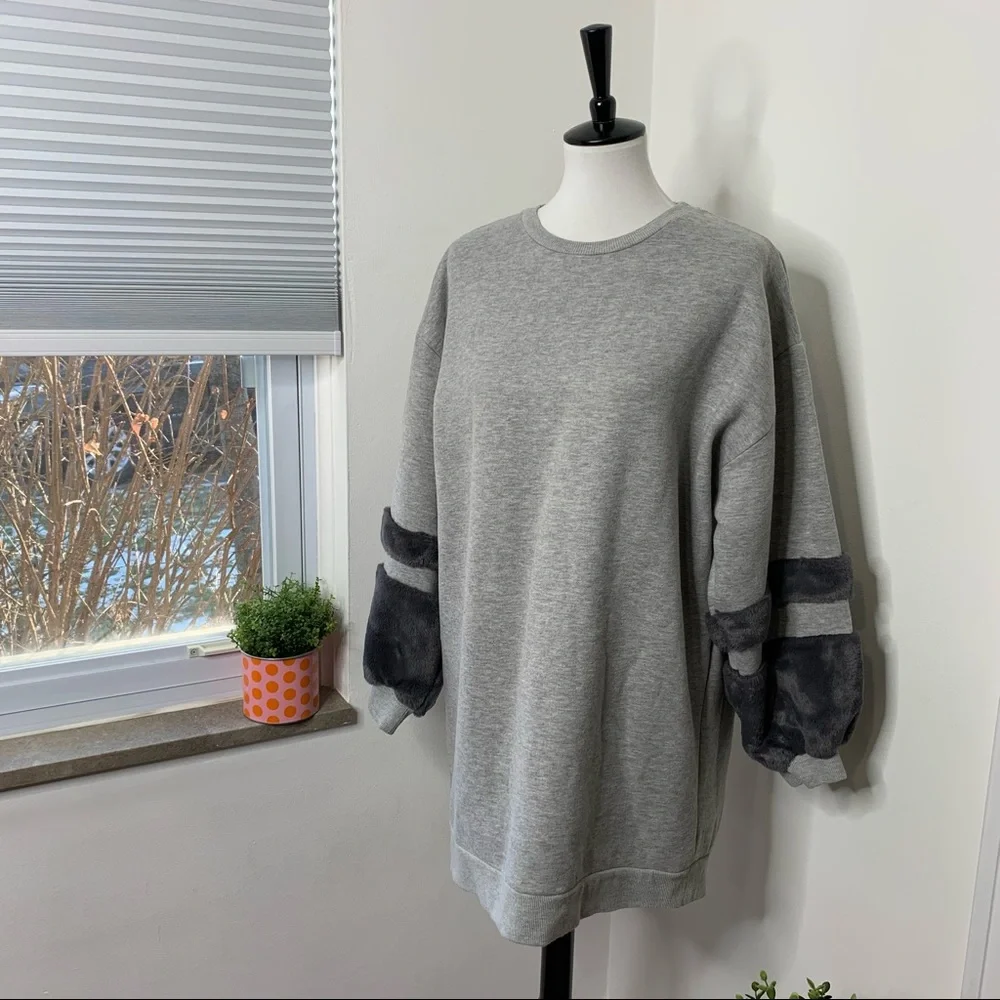 Lea & Viola | Grey Faux Fur Trimmed Long Sleeved Sweatshirt - Picture 2 of 8